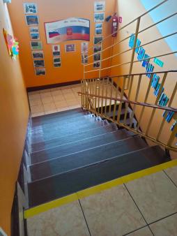 Внутренние лестницы учреждения оборудованы поручнями на двухуровневой высоте (для детей и взрослых) и посетителей в ОВЗ
