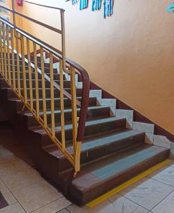 Для удобства ориентирования слабовидящих выполнены контрастные полосы на первых и последних ступенях лестниц